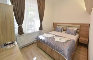 - une chambre avec un lit et 2 serviettes dans l'établissement Villa Nina Hotel & Lounge bar, à Skopje