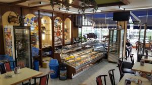 圣维森特-德拉巴尔克拉Hostal Arenal的一家餐厅,那里有面包店,供应许多食物