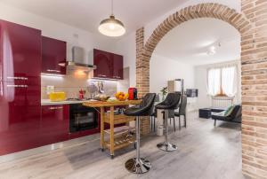 kuchnia ze stołem i krzesłami w pokoju w obiekcie CaMagnolia Apartment w mieście Montegrotto Terme
