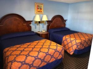 Postel nebo postele na pokoji v ubytování A Fisher's Inn Motel