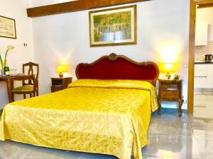 A bed or beds in a room at Hotel Ariel Silva