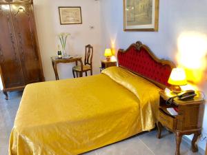 A bed or beds in a room at Hotel Ariel Silva