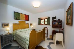 sypialnia z łóżkiem, stołem i oknem w obiekcie Castello Di Strambinello w mieście Strambinello