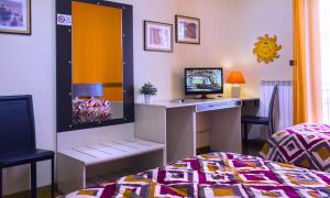 Televízia a/alebo spoločenská miestnosť v ubytovaní Solaris B&B