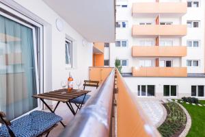 balcone con tavolo, sedie e vista su un edificio di Vagabond Broadway a Budapest