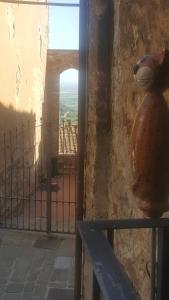 a vase sitting on the side of a building with a window at Casa di NELLA in Campiglia Marittima