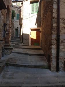 an alley with stairs in an old building at Casa di NELLA in Campiglia Marittima