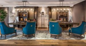 une salle à manger avec des chaises bleues et une table dans l'établissement The Ivey's Hotel, à Charlotte
