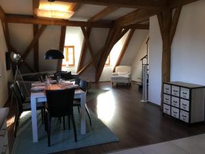 a dining room with a table and chairs in a room at Ferienwohnung Loh 2 in Dießen am Ammersee