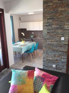 Kuchyň nebo kuchyňský kout v ubytování LUXURY APARTMENT KALA 2
