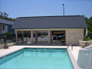 ein Pool vor einem Haus in der Unterkunft Americas Best Value Inn & Suites Bastrop in Bastrop