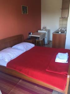 Ein Bett oder Betten in einem Zimmer der Unterkunft Apartments Bili