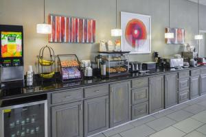 una cucina con piano di lavoro con aasteryasteryasteryasteryasteryasteryasteryasteryasteryasteryasteryasteryasteryasteryasteryasteryasteryasteryasteryasteryasteryasteryasteryasteryasteryasteryasteryasteryasteryasteryasteryasteryasteryasteryasteryasteryasteryasteryasteryasteryasteryasteryasteryasteryasteryasteryasteryasteryasteryasteryasteryasteryaster di Americas Best Value Inn & Suites Bastrop a Bastrop