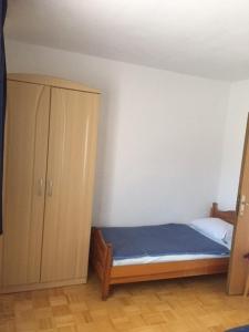 Ein Bett oder Betten in einem Zimmer der Unterkunft Apartments Bili
