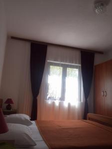 Ein Bett oder Betten in einem Zimmer der Unterkunft Apartments Bili