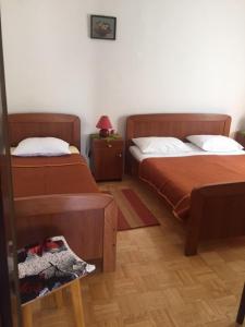 Ein Bett oder Betten in einem Zimmer der Unterkunft Apartments Bili