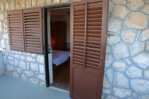 ein Zimmer mit einer offenen Tür und einem Schlafzimmer in der Unterkunft Apartments Bili in Starigrad-Paklenica