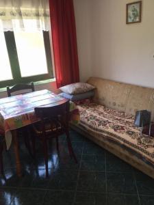 Ein Sitzbereich in der Unterkunft Apartments Bili