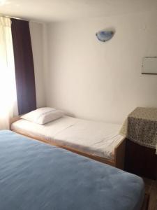 Ein Bett oder Betten in einem Zimmer der Unterkunft Apartments Bili