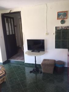 Zimmer mit einem Schreibtisch und einem Computermonitor auf einem Stuhl in der Unterkunft Apartments Bili in Starigrad-Paklenica