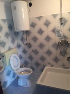 ein Badezimmer mit Toilette, Waschbecken und Badewanne in der Unterkunft Apartments Bili in Starigrad-Paklenica + 20 Fotos