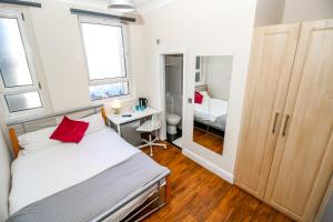 Кровать или кровати в номере Private en-suite Room @ Liverpool street, Brick Ln
