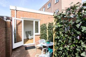 małe patio ze stołem i rośliną w obiekcie Lou-Lou w Zandvoort