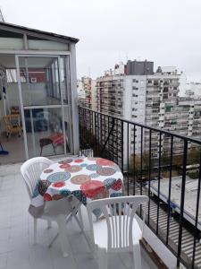 - un balcon avec une table et des chaises dans l'établissement Ambiente y Medio, à Mar del Plata