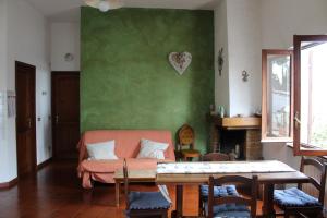 ein Wohnzimmer mit einem Sofa und einem Tisch in der Unterkunft Froggy House in San Lorenzo al Mare