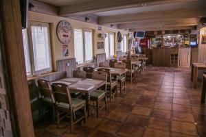 una sala da pranzo con tavoli e sedie in un ristorante di Arizona Hotel a Užhorod