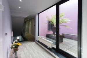 een kamer met een balkon met een potplant bij Casa Amando in Somozas