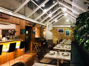 ein Restaurant mit Tischen und Stühlen und eine Bar in der Unterkunft Casa Lelyte in Bogotá