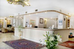 a hotel lobby with a reception counter and a salon at Hotel Sole in Sottomarina