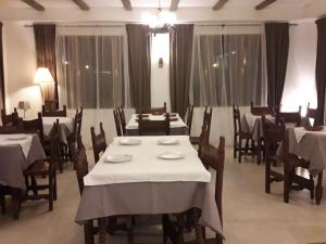 Reštaurácia alebo iné gastronomické zariadenie v ubytovaní Hotel Rural Don Burguillo