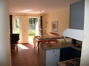 une cuisine avec un évier et un plan de travail dans l'établissement Gartenstraße 40d, à Karlshagen