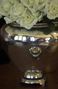 a vase with a bouquet of white roses in it at Hotel Markgräfler Hof in Karlsruhe