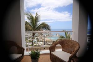 Zimmer mit einem Fenster und Meerblick in der Unterkunft Avenida de la Cornisa 11 in Puerto Rico de Gran Canaria