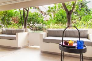 un cesto di frutta su un tavolo accanto a un divano di Sweet Suite Flora in Vouliagmeni ad Atene