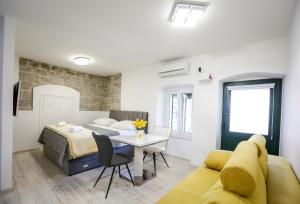1 dormitorio con cama, mesa y sofá en Villa Kate, en Split