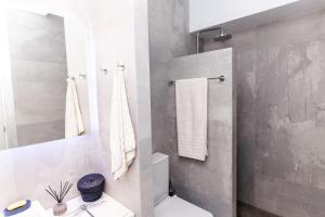 Kúpeľňa v ubytovaní Sweet Suite Flora in Vouliagmeni + 37 fotografií