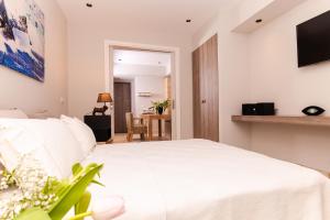 Giường trong phòng chung tại Sweet Suite Flora in Vouliagmeni