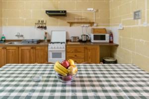 a bowl of fruit on a table in a kitchen at Kaccatur Flats in Marsalforn