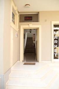 Una escalera que conduce a un edificio con un cartel. en Hotel Italia, en Tirana