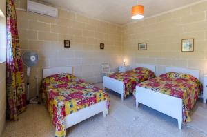 Habitación con 2 camas en una habitación en Maryanne-Joe Flats, en Marsalforn
