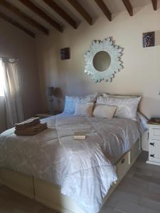 1 dormitorio con 1 cama con espejo en la pared en Clos Benoit, A Vineyard Inn, en El Porvenir