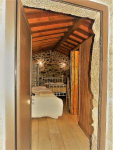 a doorway to a bedroom with a bed in a room at Quinta da Chouza Agroturismo e Enoturismo in Celorico de Basto