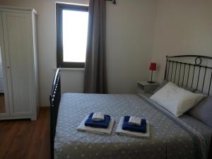 een slaapkamer met een bed met twee handdoeken erop bij B&B La Casa Bianca in Fossacesia