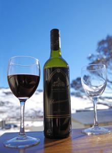 ペリッシャー・バレーにあるMatterhorn Lodgeのグラスの横に置かれたワイン1本