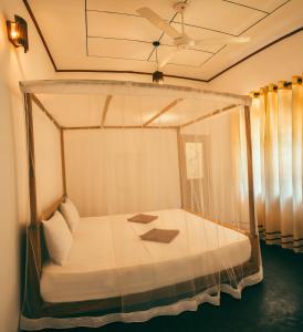 1 cama con dosel en una habitación en Peak House, en Hiriketiya