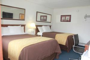 a hotel room with two beds and a tv at Green Valley Motel Williamstown in Williamstown